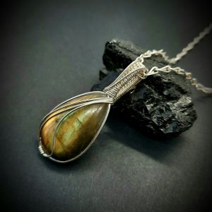 Labradorite golden pendant